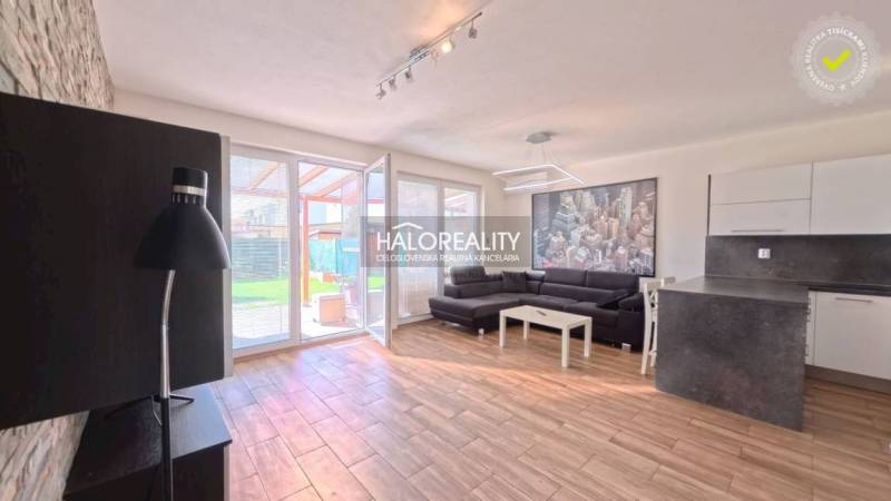 Prenájom, dvojizbový byt Stupava, Cementárenská - NO... - 2-izbový byt s podlahou s dreveným dekorom, sedačkou a kuchynským kútom.