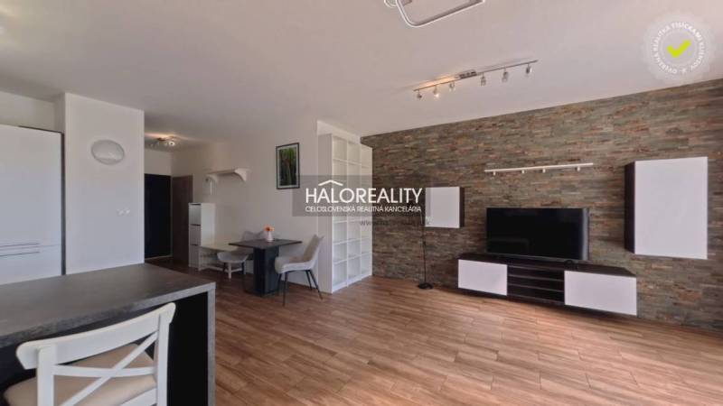 Prenájom, dvojizbový byt Stupava, Cementárenská - NO... - Obývacia izba v 2-izbovom byte s podlahou s dreveným dekorom a kamenným obkladom.