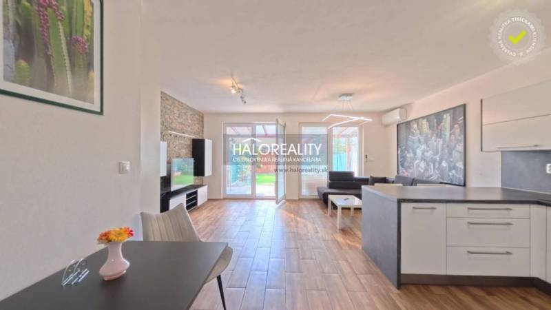 Prenájom, dvojizbový byt Stupava, Cementárenská - NO... - 2-izbový byt s podlahou s dreveným dekorom a svetlou kuchyňou.