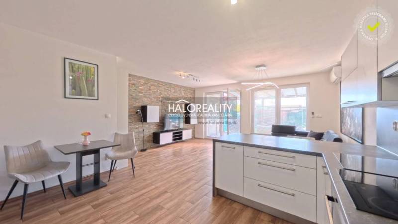 Prenájom, dvojizbový byt Stupava, Cementárenská - NO... - Svetlá obývacia izba v 2-izbovom byte s podlahou s dreveným dekorom a kuchynským ostrovčekom.