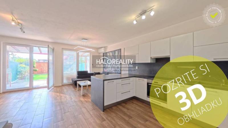 Prenájom, dvojizbový byt Stupava, Cementárenská - NO... - Kuchyňa a obývačka v 2-izbovom byte s podlahou s dreveným dekorom, prístup na terasu.