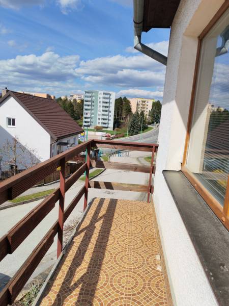 Na predaj 3-podlažný rodinný dom  v blízkosti centra Myjavy  - Balkón rodinného domu na ulici Závršky v Myjave s výhľadom na okolité budovy.