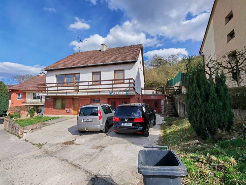 Na predaj 3-podlažný rodinný dom  v blízkosti centra Myjavy  - Rodinný dom na ulici Závršky v Myjave, parkovisko s dvoma autami a zeleňou.