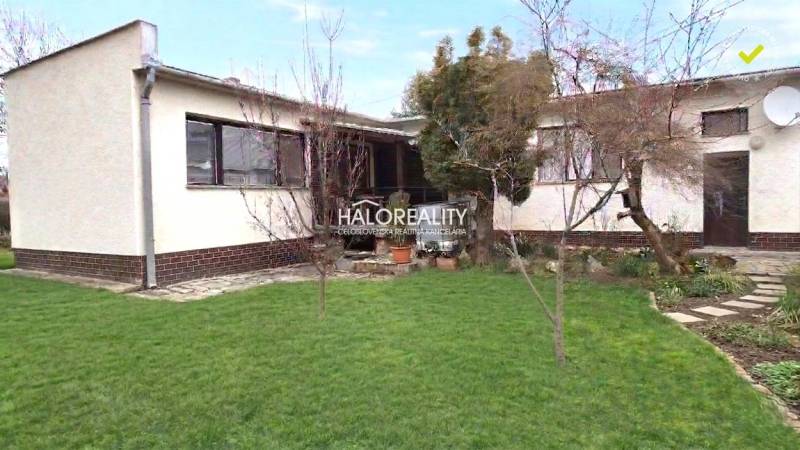 Predaj, rodinný dom Poltár - EXKLUZÍVNE HALO REALITY - Rodinný dom v Poltári so záhradou a stromami, upravený trávnik.