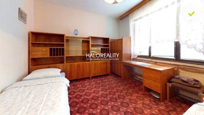 Predaj, rodinný dom Poltár - EXKLUZÍVNE HALO REALITY - Izba s kobercovou podlahou, dreveným nábytkom v rodinnom dome.