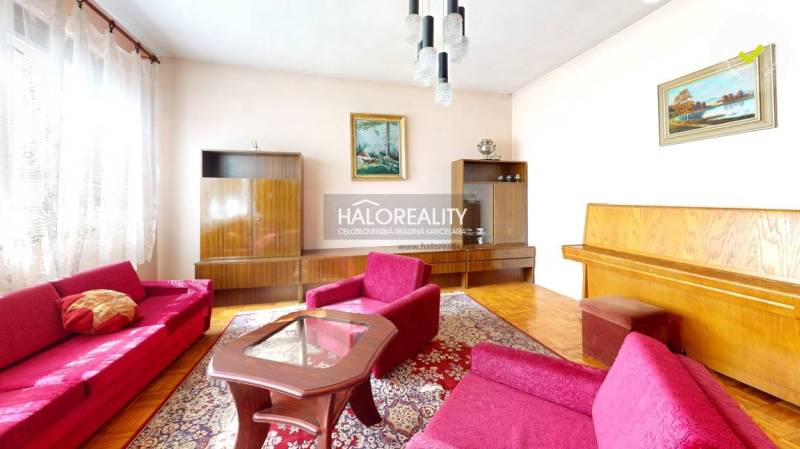 Predaj, rodinný dom Poltár - EXKLUZÍVNE HALO REALITY - Obývacia izba v rodinnom dome s kobercovým vzorom a podlahou s dreveným dekorom.