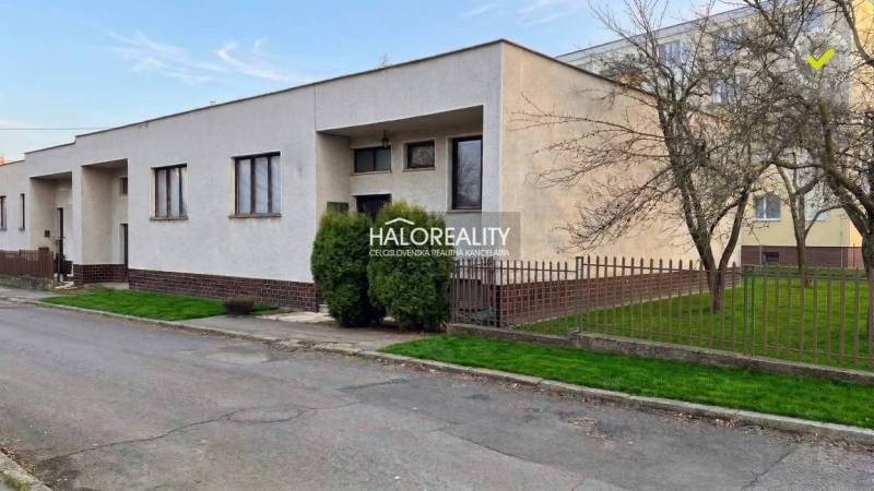 Predaj, rodinný dom Poltár - EXKLUZÍVNE HALO REALITY - Rodinný dom v Poltári s predzáhradkou, oplotením a udržiavaným trávnikom pri pokojnej ulici.
