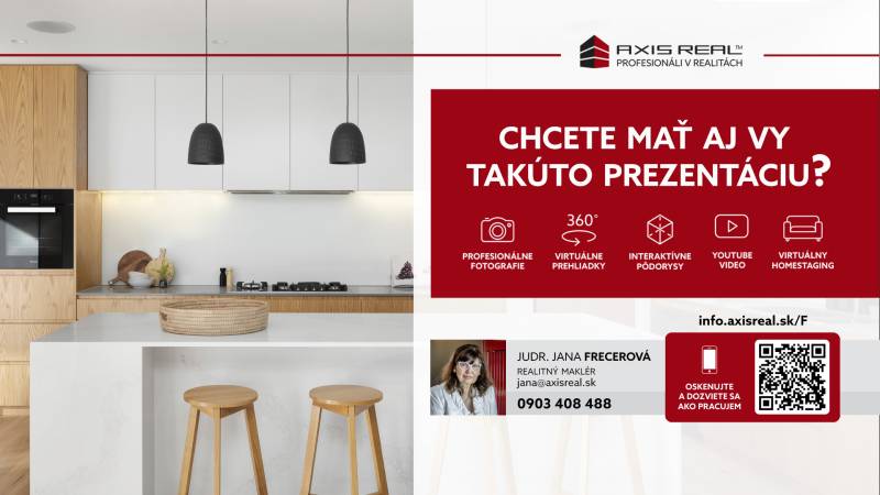 Dvojpodlažná chata v krásnom prostredí Buková, okr. Trnava - Kuchyňa v Chate so svetlým drevom, bielymi skrinkami a čiernymi svietidlami.