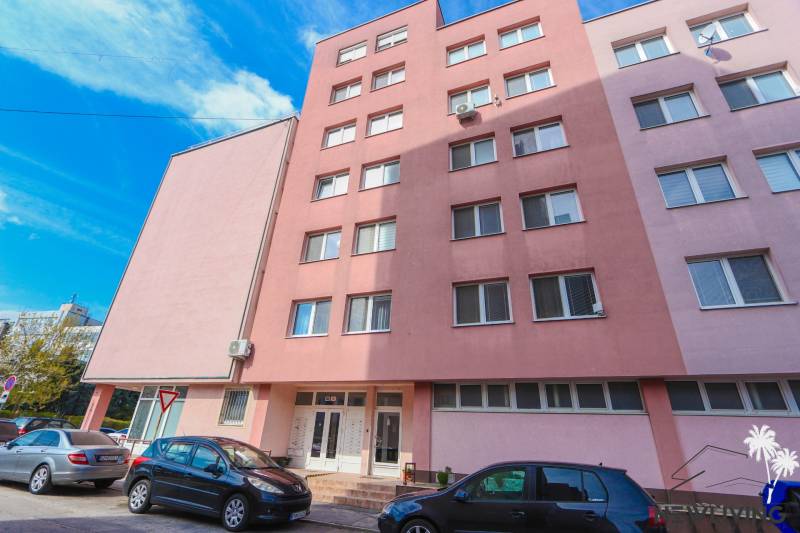 Na prenájom 2 izbový byt v Piešťanoch - Bytový dom na Mudroňovej ulici v Piešťanoch, vhodný pre 2-izbový byt.