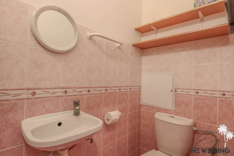 Na prenájom 2 izbový byt v Piešťanoch - Kúpeľňa s ružovými obkladačkami a sanitou v 2-izbovom byte.