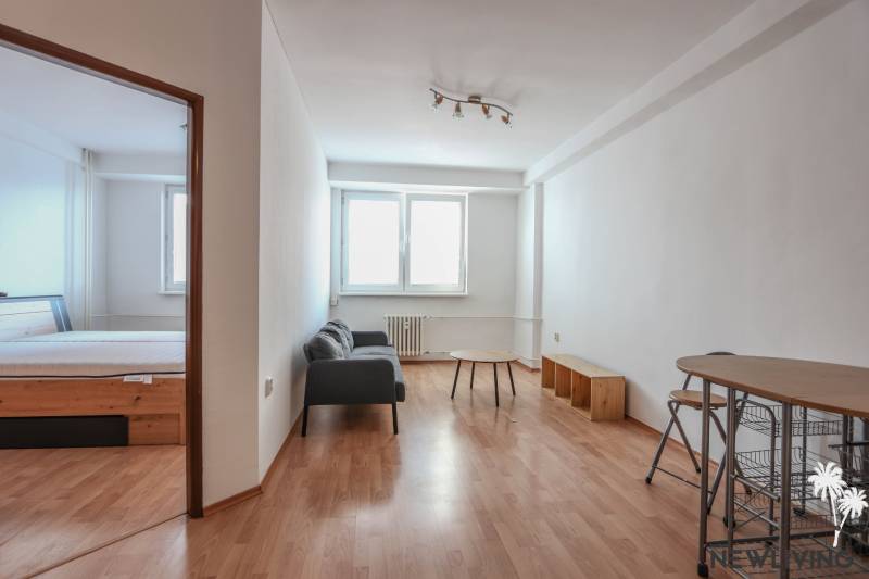 Na prenájom 2 izbový byt v Piešťanoch - Interiér 2-izbového bytu s gaučom, stolíkom a podlahou s dreveným dekorom.