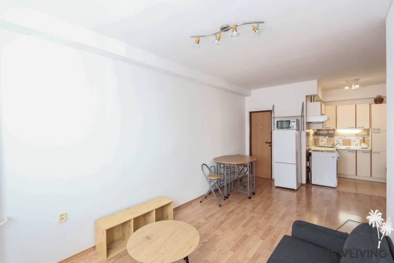 Na prenájom 2 izbový byt v Piešťanoch - Svetlý 2-izbový byt s podlahou s dreveným dekorom, kuchyňou a jedálenským stolom.