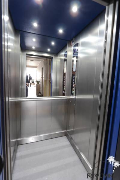 Na prenájom 2 izbový byt v Piešťanoch - Interiér výťahu s osvetlením a kovovými stenami v 2-izbovom byte.