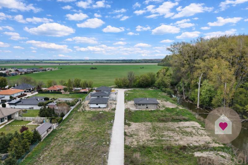 Praktický a úsporný rodinný dom v Bernolákove, Jelšova - Rodinný dom na Jelšovej ulici v Bernolákove obklopený prírodou a prístupovou cestou.