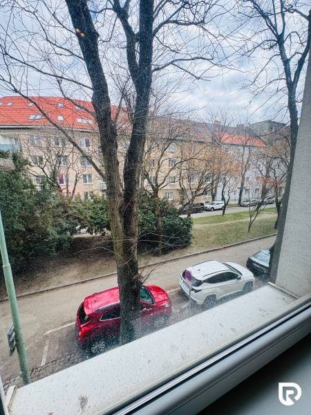 Tichý 2i byt v TOP Lokalite Nív | Trenčianska, BA - Výhľad z 2-izbového bytu na Trenčianskej ulici, Bratislava - Ružinov.