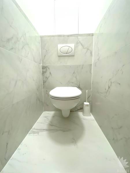 Dizajnový moderný 2 izbový byt Jurigovo nám. Bratislava IV Karlova Ves - Kúpeľňa so závesným wc a mramorovým obkladom v 2-izbovom byte.
