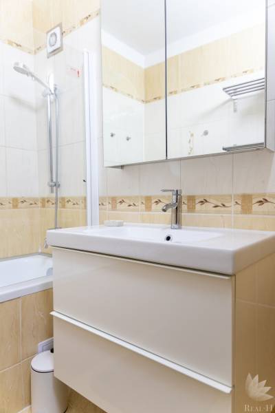 Predaj 4 izbový byt v TOP lokalite Ondavská ulica  BA II Ružinov- Nivy - Kúpeľňa so sprchovacím kútom, zrkadlovou skrinkou a umývadlom v 4-izbovom byte.