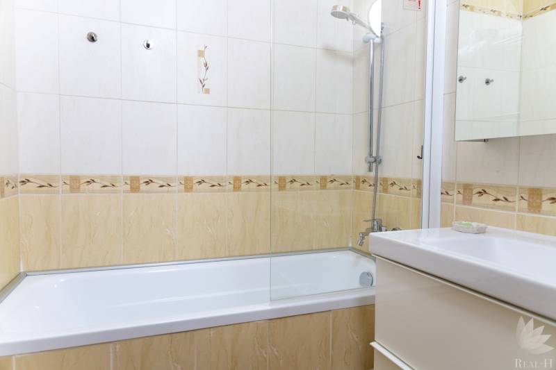 Predaj 4 izbový byt v TOP lokalite Ondavská ulica  BA II Ružinov- Nivy - Kúpeľňa s obkladom a vaňou v 4-izbovom byte, svetlé farby a sprchová ružica.