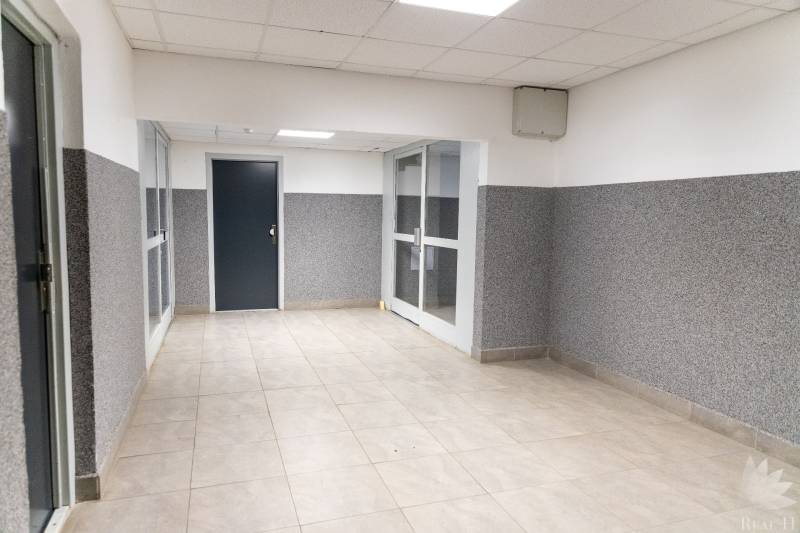 Predaj 4 izbový byt v TOP lokalite Ondavská ulica  BA II Ružinov- Nivy - Chodba s dlažbou a bielymi stropnými panelmi v 4-izbovom byte.