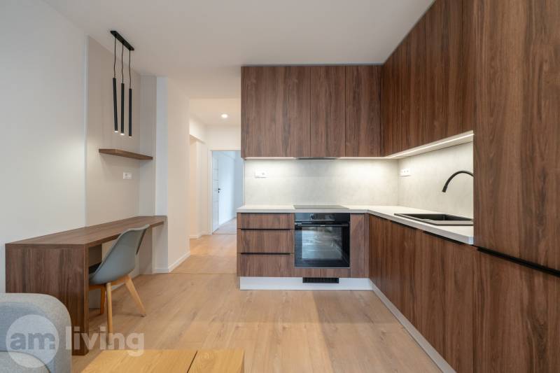 KOMPLETNÁ REKONŠTRUKCIA- 3i 54 m² + balkón - Dubnica nad Váhom - Kuchyňa v 3-izbovom byte s dreveným dekorom a štýlovým osvetlením.