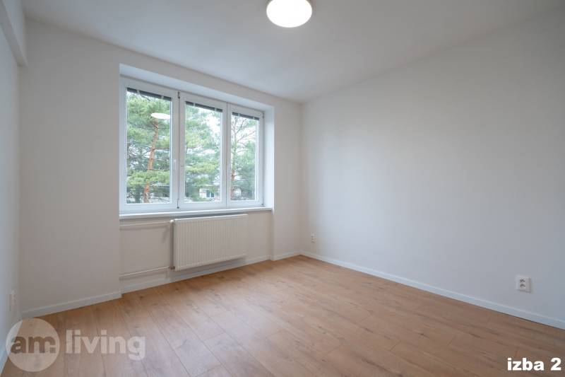 KOMPLETNÁ REKONŠTRUKCIA- 3i 54 m² + balkón - Dubnica nad Váhom - Svetlá izba s bielymi stenami a podlahou s dreveným dekorom v 3-izbovom byte.