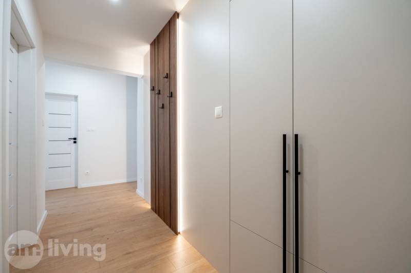 KOMPLETNÁ REKONŠTRUKCIA- 3i 54 m² + balkón - Dubnica nad Váhom - Chodba v 3-izbovom byte so svetlou stenou a podlahou s dreveným dekorom.