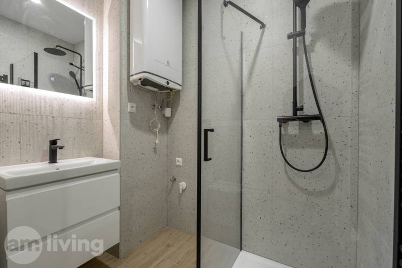 KOMPLETNÁ REKONŠTRUKCIA- 3i 54 m² + balkón - Dubnica nad Váhom - Kúpeľňa so sprchovým kútom a podlahou s dreveným dekorom v 3-izbovom byte.