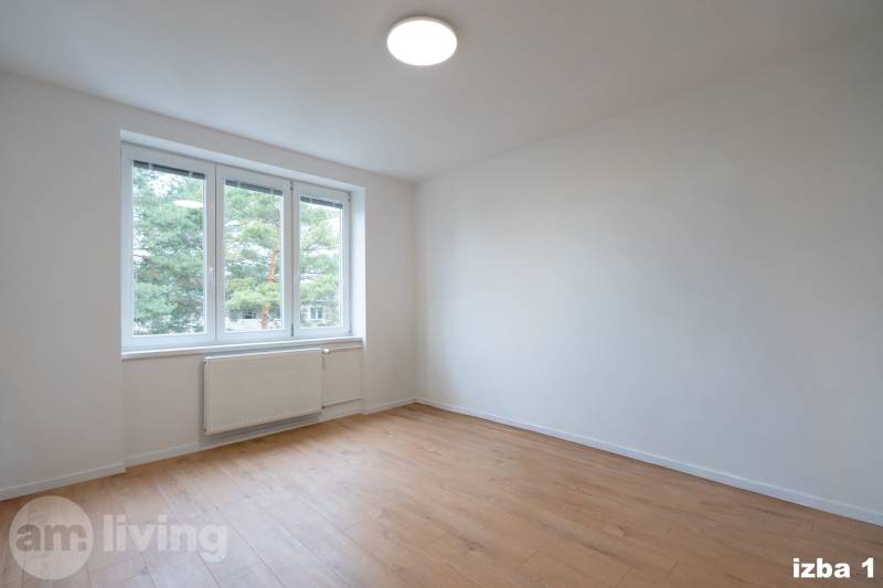 KOMPLETNÁ REKONŠTRUKCIA- 3i 54 m² + balkón - Dubnica nad Váhom - Priestranná miestnosť s veľkým oknom a podlahou s dreveným dekorom v 3-izbovom byte.