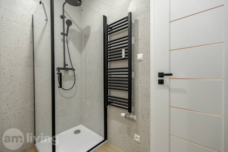 KOMPLETNÁ REKONŠTRUKCIA- 3i 54 m² + balkón - Dubnica nad Váhom - Sprchový kút s čiernym sprchovým setom a vykurovacím rebríkom v 3-izbovom byte.