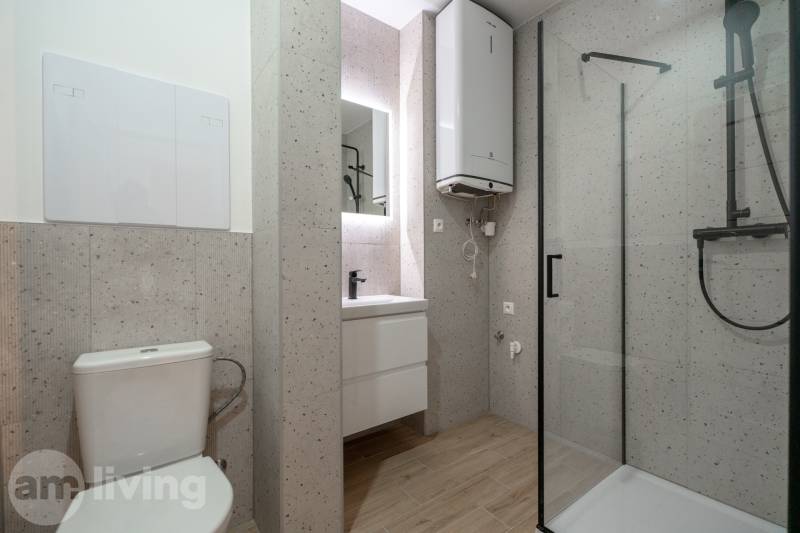KOMPLETNÁ REKONŠTRUKCIA- 3i 54 m² + balkón - Dubnica nad Váhom - Kúpeľňa v 3-izbovom byte s podlahou s dreveným dekorom a sprchovacím kútom.
