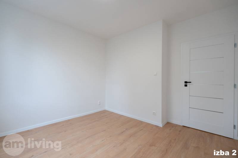 KOMPLETNÁ REKONŠTRUKCIA- 3i 54 m² + balkón - Dubnica nad Váhom - Izba v 3-izbovom byte s podlahou s dreveným dekorom a bielymi stenami.