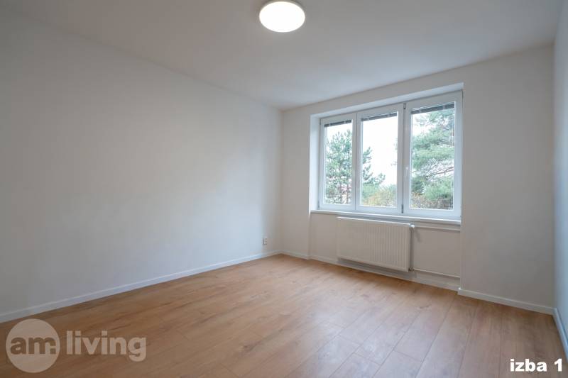 KOMPLETNÁ REKONŠTRUKCIA- 3i 54 m² + balkón - Dubnica nad Váhom - Priestranná izba s veľkým oknom a podlahou s dreveným dekorom v 3-izbovom byte.