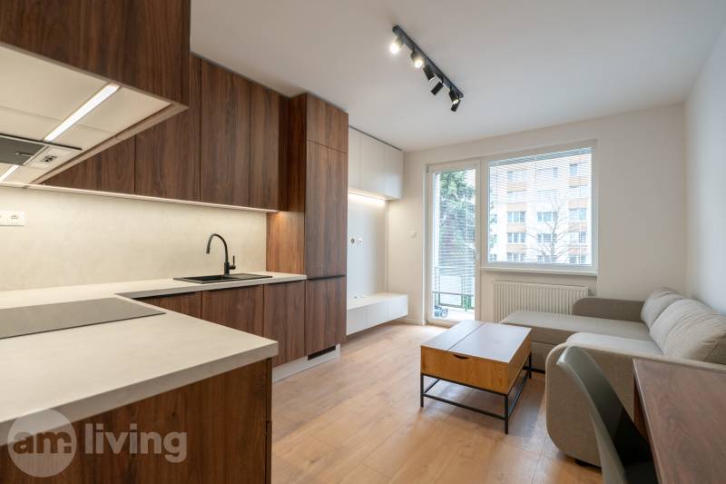 KOMPLETNÁ REKONŠTRUKCIA- 3i 54 m² + balkón - Dubnica nad Váhom - Obývacia izba v 3-izbovom byte s kuchynskou linkou a podlahou s dreveným dekorom.