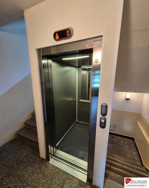 Prenájom 2-izbového bytu Bratislava II, Ružinov - Schodisko a výťah v obytnom dome na ulici Andreja Mráza v Bratislave - Ružinove.