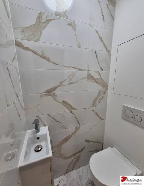 Prenájom 2-izbového bytu Bratislava II, Ružinov - Kúpeľňa v 2-izbovom byte s mramorovým obkladom a WC.