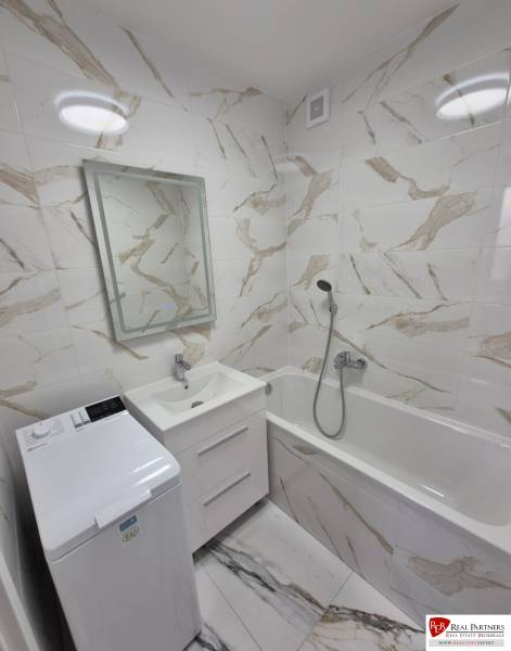 Prenájom 2-izbového bytu Bratislava II, Ružinov - Kúpeľňa s vaňou, umývadlom, zrkadlom a práčkou v 2-izbovom byte.