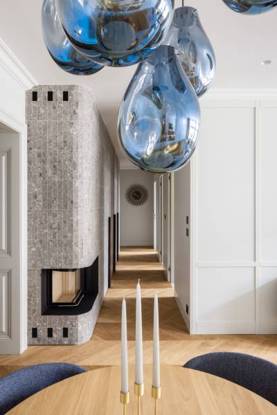 PANSKÁ 6 I Exkluzívny 4 izbový byt v historickom centre Bratislavy  - Elegantný interiér v 4-izbovom byte s modrými lustre a podlahou s dreveným dekorom.