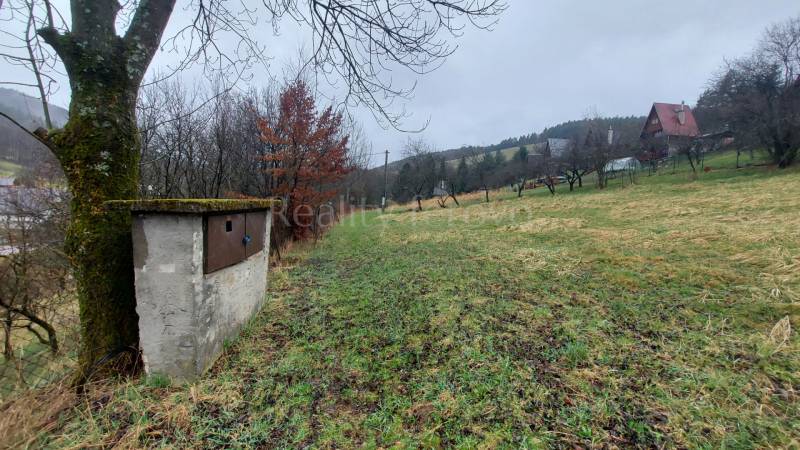 Pozemok na predaj - Vydrná - Zelené rekreačné pozemky v Púchove s výhľadom na okolité kopce a stromy.