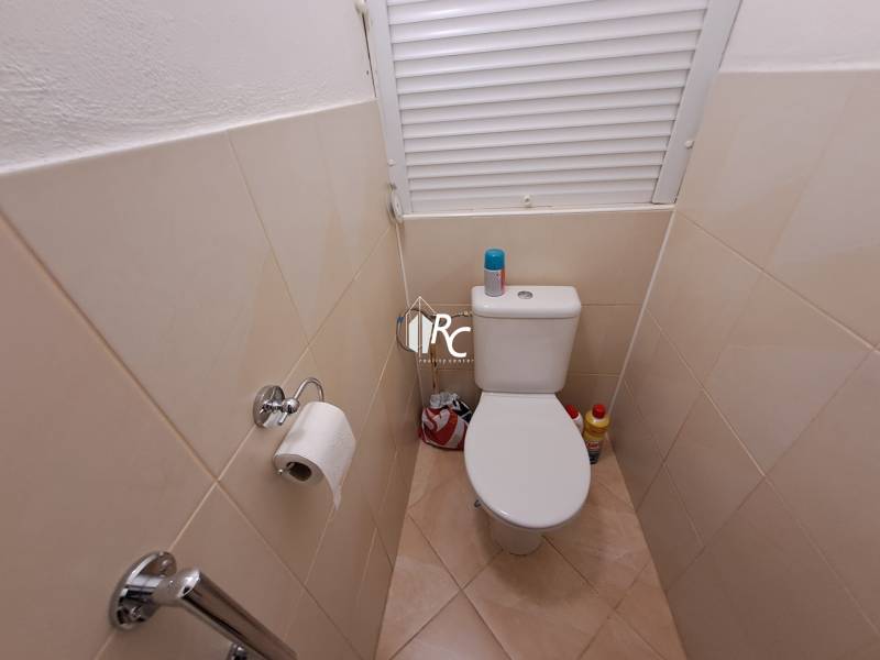 Predaj čiastočne prerobený 3 izbový byt Martin Sever - Toaleta s béžovými obkladmi v 3-izbovom byte.