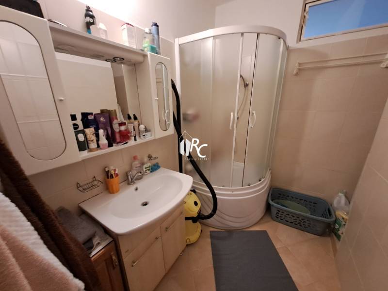 Predaj čiastočne prerobený 3 izbový byt Martin Sever - Kúpeľňa s umývadlom, sprchovacím kútom a úložnými skrinkami v 3-izbovom byte.