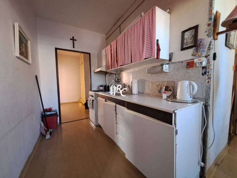 Centrum Martina slnečný 3-izbový byt s balkónom a potenciálom - Kuchyňa v 3-izbovom byte s podlahou s dreveným dekorom.