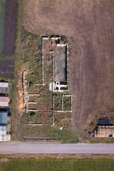 Stavebný pozemok 2 375 m² v obci Valča  - Stavba základu na pozemku v blízkosti Valče vhodný na bývanie.