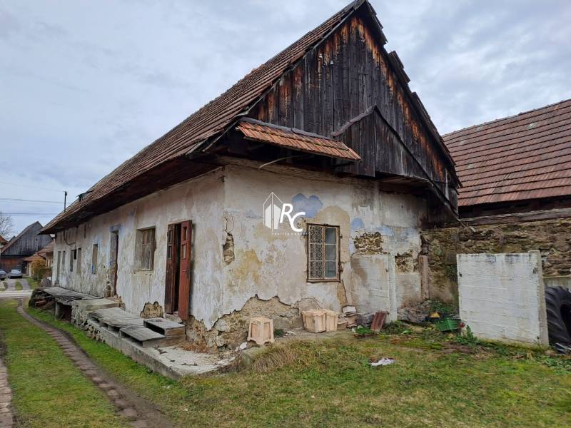 Rodinný dom v obci Háj v pôvodnom stave s veľkým potenciálom - Rodinný dom v Háji s drevenou strechou, omietka poškodená, trávnatý pozemok.