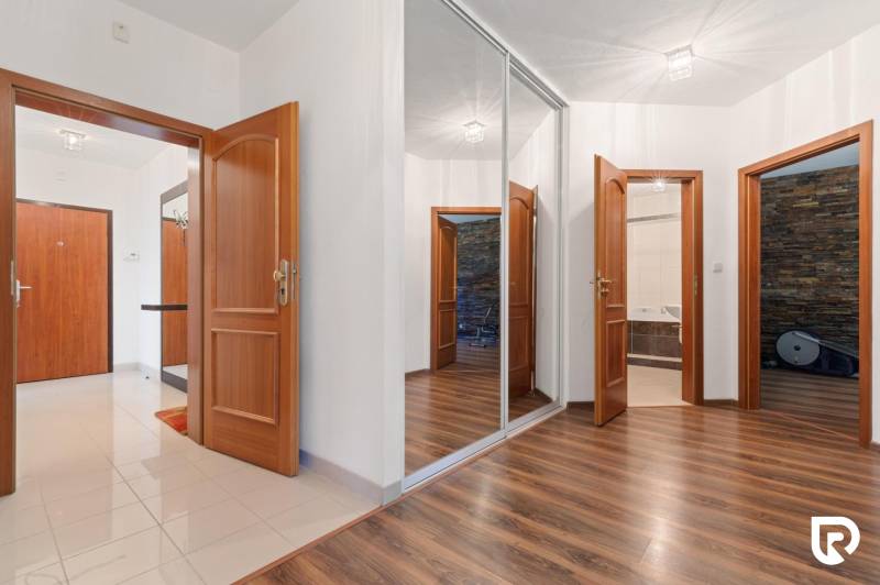 Staré Mesto | 5i byt 175 m² + 4 balkóny + možnosť 2× parking - Chodba v 5 a viac izbovom byte s podlahou s dreveným dekorom a zrkadlovou skriňou.