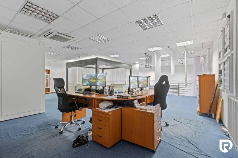 Showroom/kancelárie 357 m², Zadunajská cesta, Petržalka, BA - Kancelária v obchodných priestoroch s modrým kobercom a počítačmi na drevených stoloch.