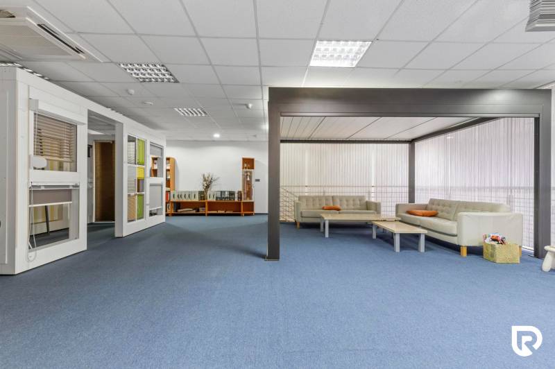 Showroom/kancelárie 357 m², Zadunajská cesta, Petržalka, BA - Obchodné priestory s modrým kobercom a bielymi koženými sedačkami na sedenie.