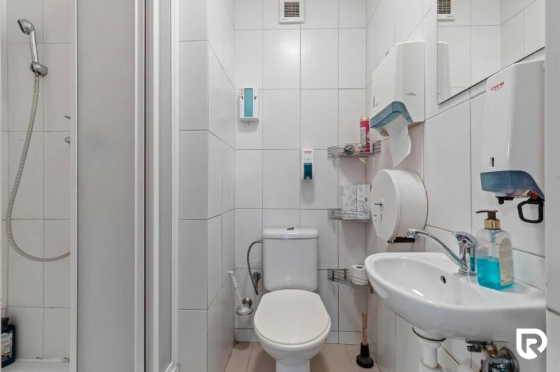 Showroom/kancelárie 357 m², Zadunajská cesta, Petržalka, BA - Kúpeľňa s WC, sprchou, umývadlom a dávkovačmi mydiel v obchodných priestoroch.