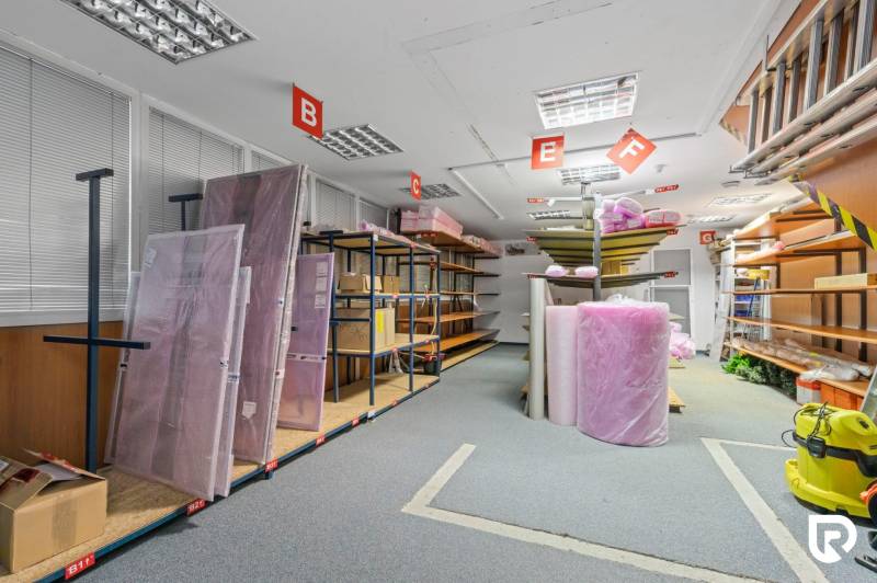 Showroom/kancelárie 357 m², Zadunajská cesta, Petržalka, BA - Skladové priestory s policami, kartónmi a balíkovacím materiálom.