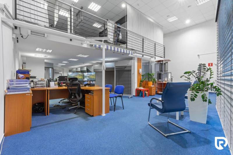 Showroom/kancelárie 357 m², Zadunajská cesta, Petržalka, BA - Obchodné priestory s modrým kobercom, kancelárskym nábytkom a rastlinami vo vnútri.