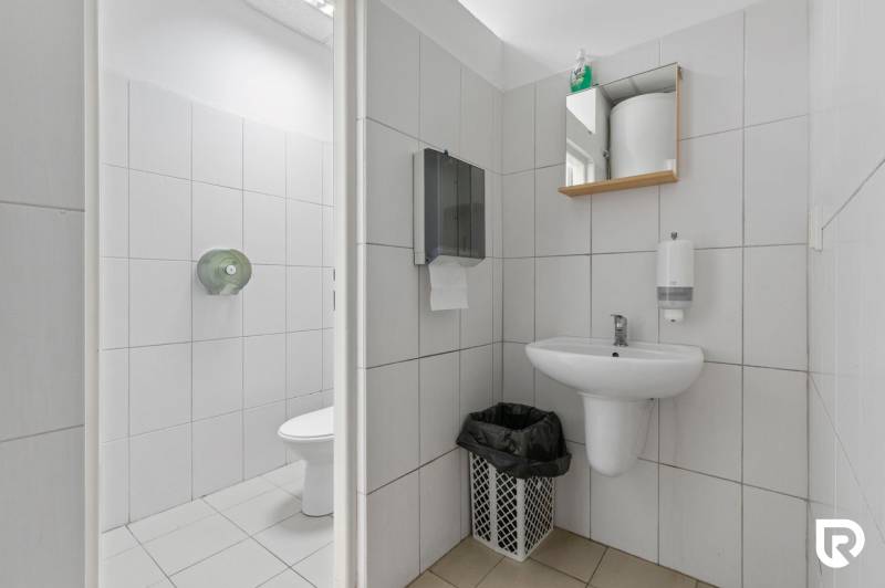 Showroom/kancelárie 357 m², Zadunajská cesta, Petržalka, BA - Hygienické zariadenie s umývadlom a toaletou v obchodných priestoroch.